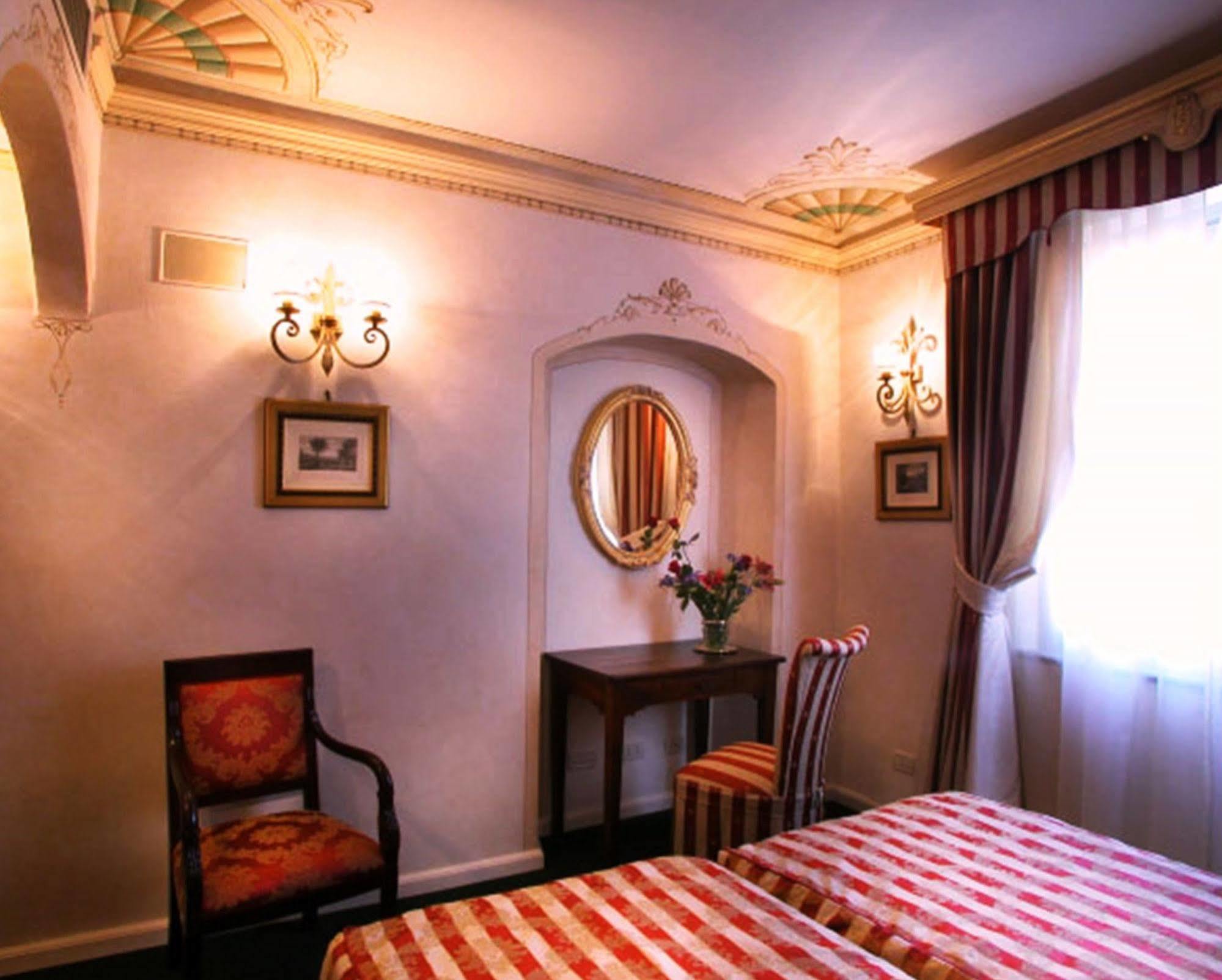 Hotel Relais Dell'Orologio Pisa Zimmer foto